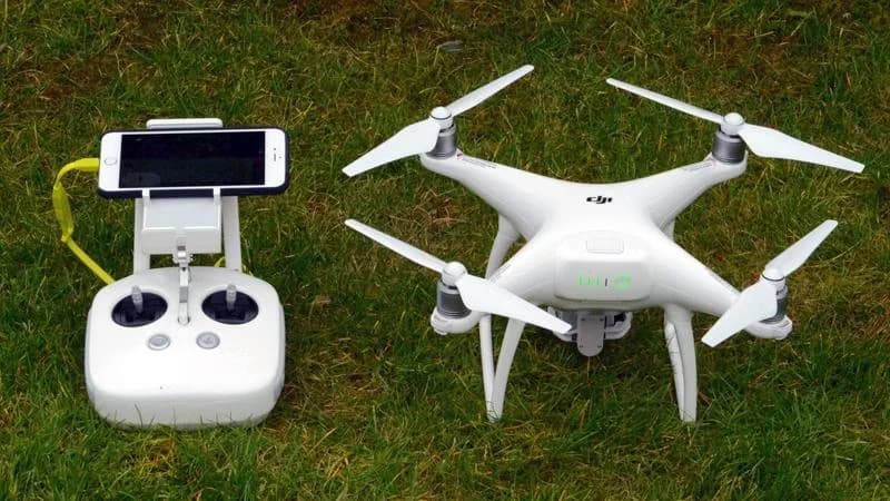 Drone DJI Phantom 4 Pro y su control remoto listos para el vuelo fotogramétrico