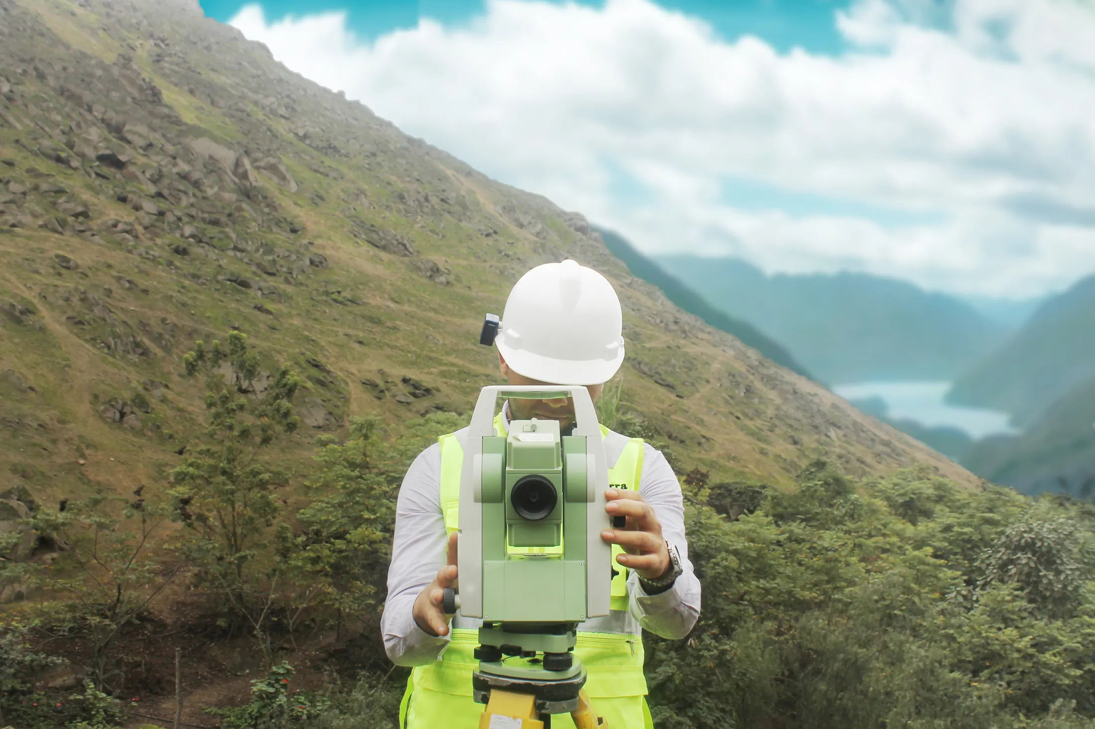 Ingeniero de Ecoterra operando una estación total en un valle andino del Perú