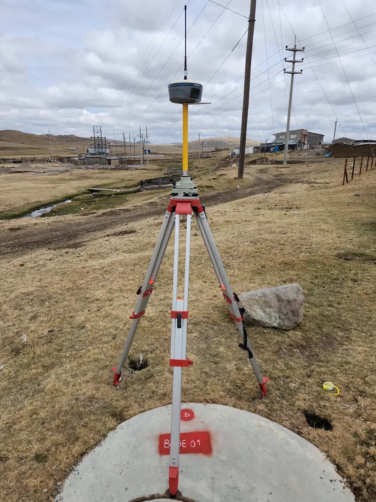 Receptor GNSS sobre trípode instalado en un hito de concreto en el altiplano